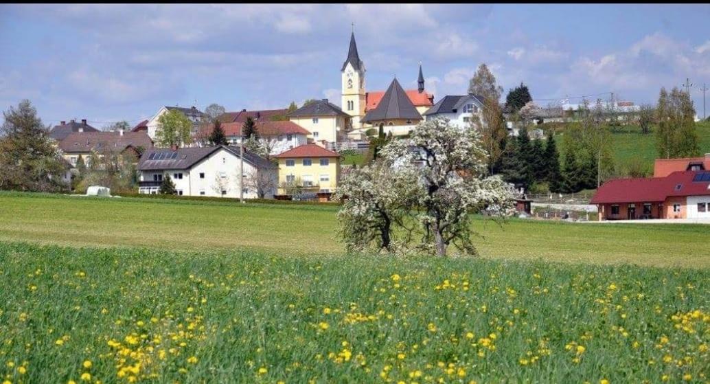 Wohnhaus City Sued Herzogsdorf Екстериор снимка